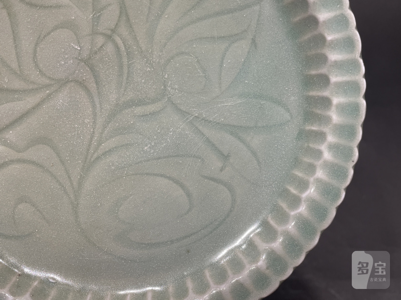 明 龙泉窑粉青釉菊瓣花口刻花盘 - 图4
